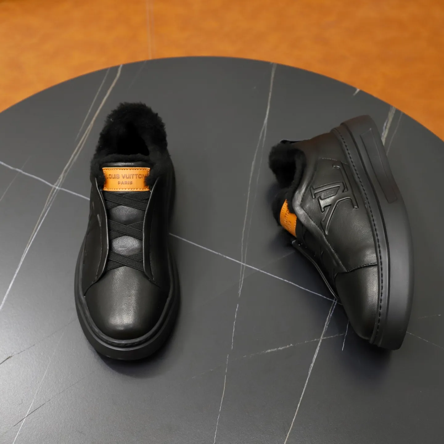Ex-factory price: 500💰🙅‍♂️🙅‍♂️🙅‍♂️ Brand: LV Louis Vuitton Standard code: 38-44 (45 customized) Grade: Same as the official website Material: Original cowhide fabric Comfortable and warm wool lining Increased lightness, wear-resistant and soft outsole Style category: Men's fashionable casual shoes Running sneakers Distinguished luxury brand elements Top luxury Color: actual picture color